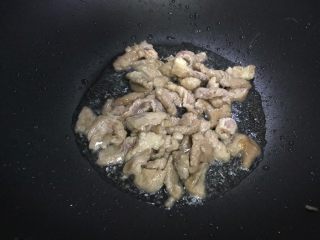 青蒜油豆腐炒肉,翻炒至猪肉变色