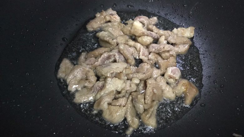 青蒜油豆腐炒肉,翻炒至猪肉变色