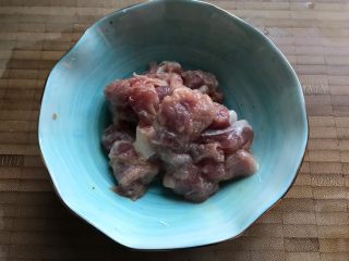青蒜油豆腐炒肉,抓均匀，腌制，备用