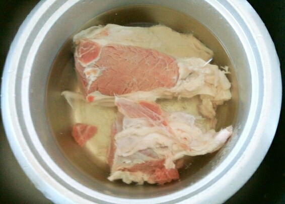 牛肉炖地瓜,牛肉放入清水泡一个小时，去除血水