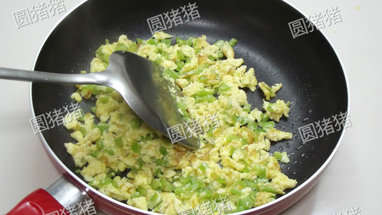 青椒炒鸡蛋,用中火一边煎，一边用锅铲将蛋铲碎，直到蛋被煎的表皮焦黄色即可。