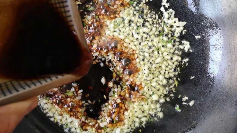 蒜蓉粉丝蒸金针菇——快手下饭就靠它,加入调好的料汁。