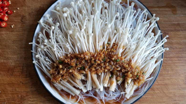 蒜蓉粉丝蒸金针菇——快手下饭就靠它,将煮好的蒜蓉料汁浇在金针菇上。