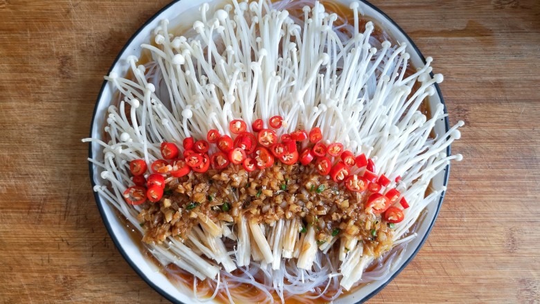 蒜蓉粉丝蒸金针菇——快手下饭就靠它,在摆上小米辣圈。