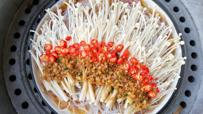 蒜蓉粉丝蒸金针菇——快手下饭就靠它,上锅隔水蒸，开锅后8分钟即可。