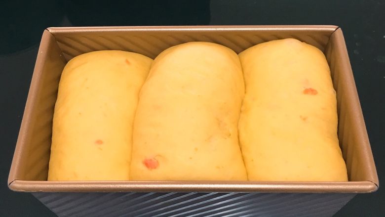 胡萝卜吐司面包,发酵至九分满。