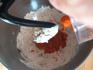 胡萝卜吐司面包,加入胡萝卜泥。