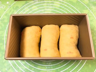 胡萝卜吐司面包,放入吐司盒。