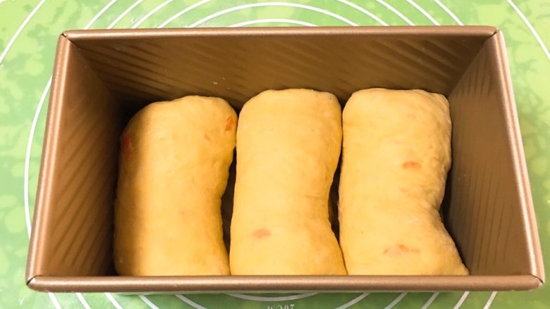 胡萝卜吐司面包,放入吐司盒。