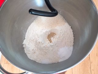 胡萝卜吐司面包,高筋粉放入厨师机，盐和细砂糖对角放，发酵粉放中间。