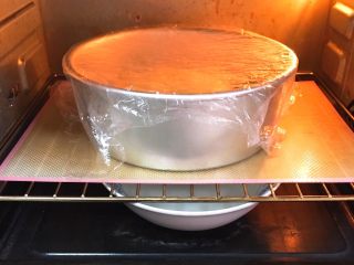 胡萝卜吐司面包,烤箱发酵档，底部放一碗热水，发酵60分钟，中间更换一次热水。