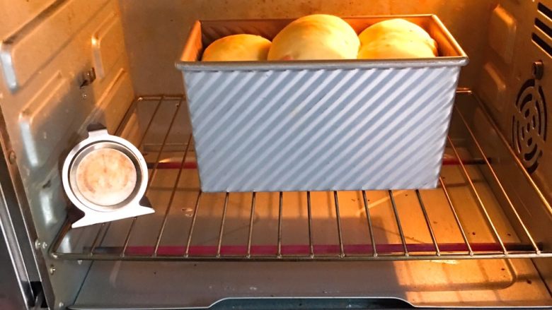 胡萝卜吐司面包,烤箱预热至180度，烤制35分钟。