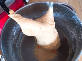 胡萝卜吐司面包,启动厨师机揉面20分钟。