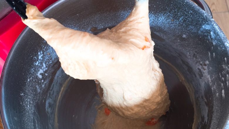 胡萝卜吐司面包,启动厨师机揉面20分钟。