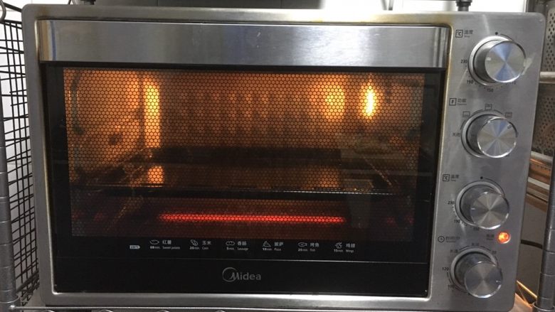 鲜虾吐司披萨,烤箱上下火调至200多，预热5分钟。