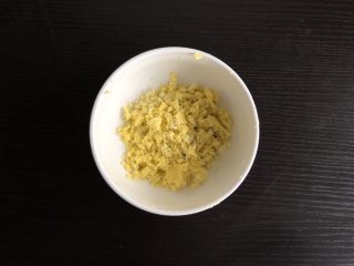 蛋奶小馒头（宝宝辅食）,蛋黄过筛成细腻的粉末状