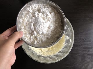蛋奶小馒头（宝宝辅食）,将面粉，淀粉，奶粉混合均匀后过筛，淀粉选用粉质细腻的，做出的小馒头口感才好，入口即化