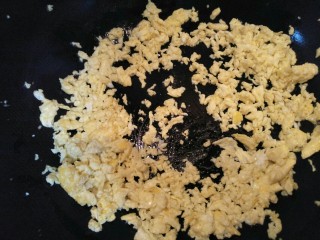韭菜饼,鸡蛋打散搅拌均匀，锅内放油加热后倒入蛋液用筷子沿着一个方向搅拌蛋液直至煎成小碎状。