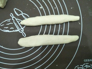 韭菜饼,每份揉成大约相同的长度。