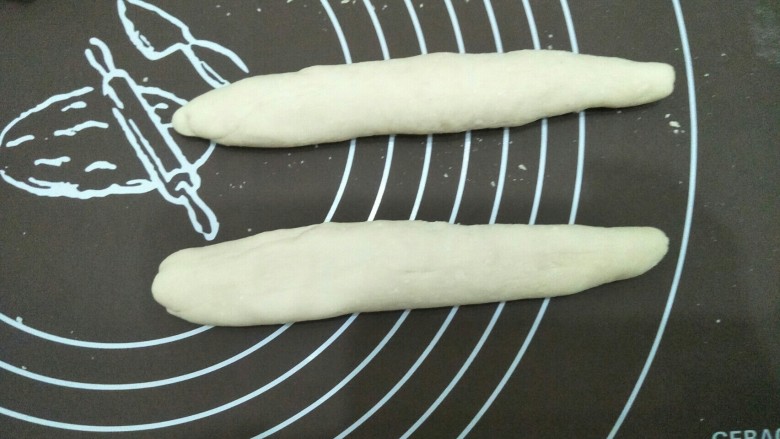 韭菜饼,每份揉成大约相同的长度。
