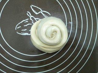 韭菜饼,从面条一边往内卷起，卷成圆型。