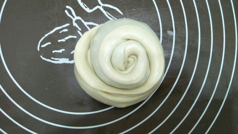 韭菜饼,从面条一边往内卷起，卷成圆型。