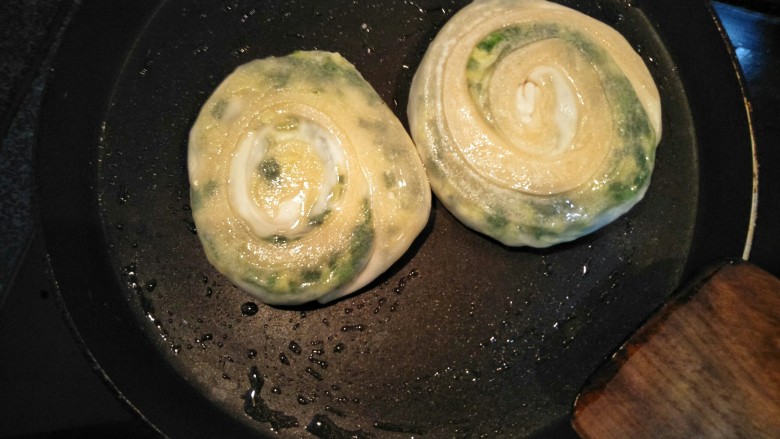 韭菜饼,翻转过来再煎另一面，煎的过程要不断翻面，直至煎到两面发黄熟透即可。