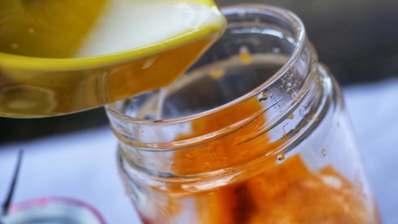 百变水果 芒果冰格,取果汁机倒入果汁机杯中。