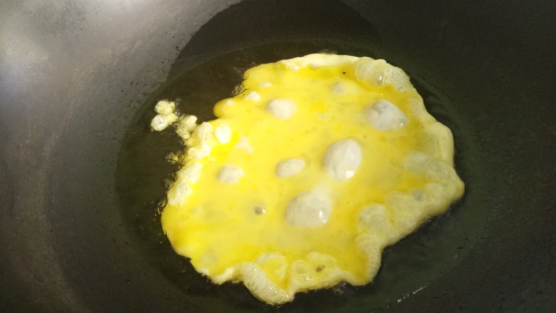 葱花蛋炒饭,鸡蛋液打进去。