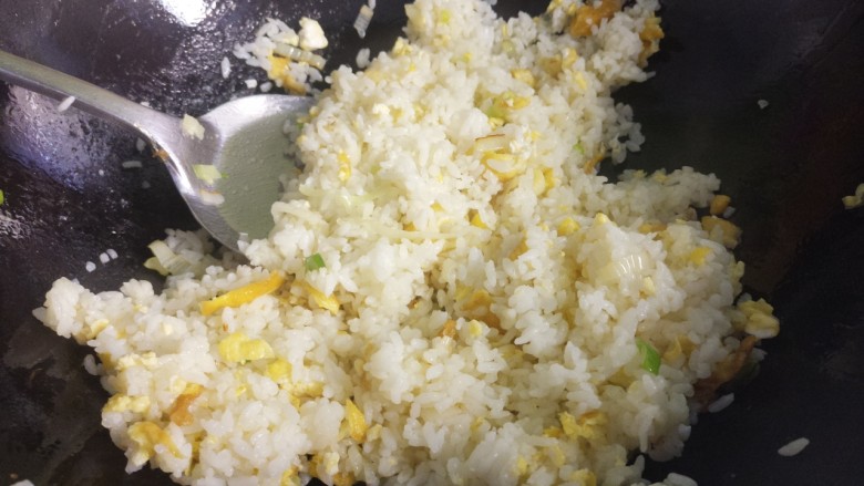 葱花蛋炒饭,直到把米饭炒到粒粒分明即可。