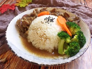 日式肥牛饭,装盘，西兰花和胡萝卜点缀一下