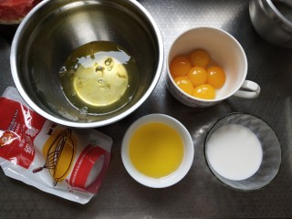 古早味蛋糕,准备所有材料，蛋黄蛋白分离