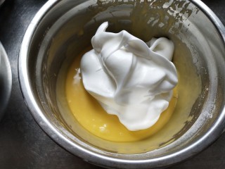 古早味蛋糕,取三分之一蛋白加入蛋黄糊中翻拌均匀
