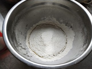 古早味蛋糕,在油里筛入低筋面粉