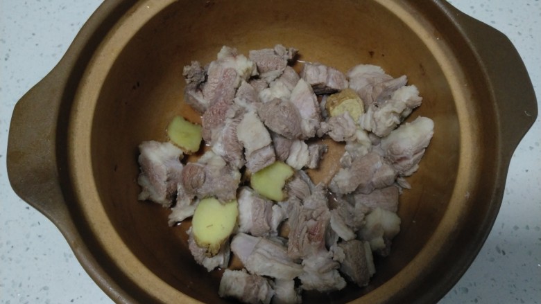 白萝卜炖羊肉,将羊肉、姜片捞入砂锅中。