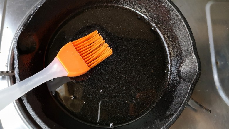 抱蛋馄饨——每天叫你的不是梦想，是早餐！,平底锅（我用的是铸铁锅，你们可以根据自己情况选择不沾平底锅或其他）内刷一层薄油，烧热。