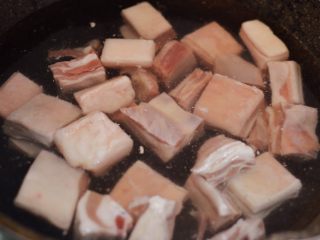 胡萝卜羊肉煲（羊排炖胡萝卜）,冷水下锅，放入料酒。