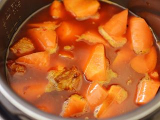 胡萝卜羊肉煲（羊排炖胡萝卜）,打开锅盖，把里面的大料捞出来，放入胡萝卜和盐，盖上锅盖，大火上汽后就关火。