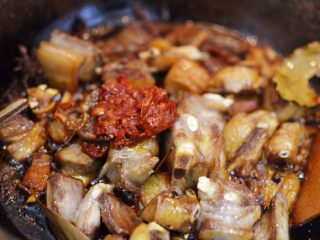 胡萝卜羊肉煲（羊排炖胡萝卜）,放入一大勺豆瓣酱、生抽、料酒和少许老抽。