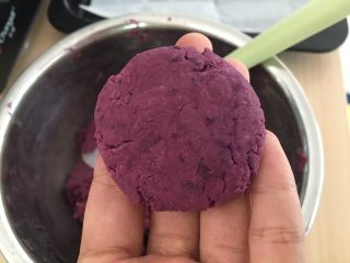 红糖紫薯饼,稍压扁。