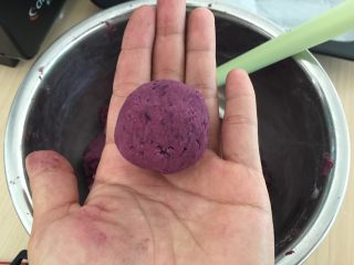 红糖紫薯饼,挖出小团揉圆。