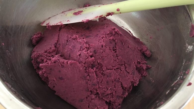 红糖紫薯饼,翻拌成团。