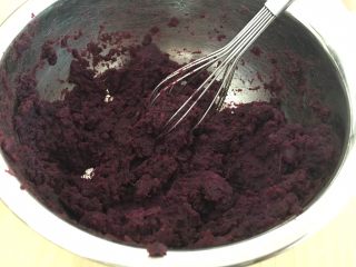红糖紫薯饼,搅拌成泥。