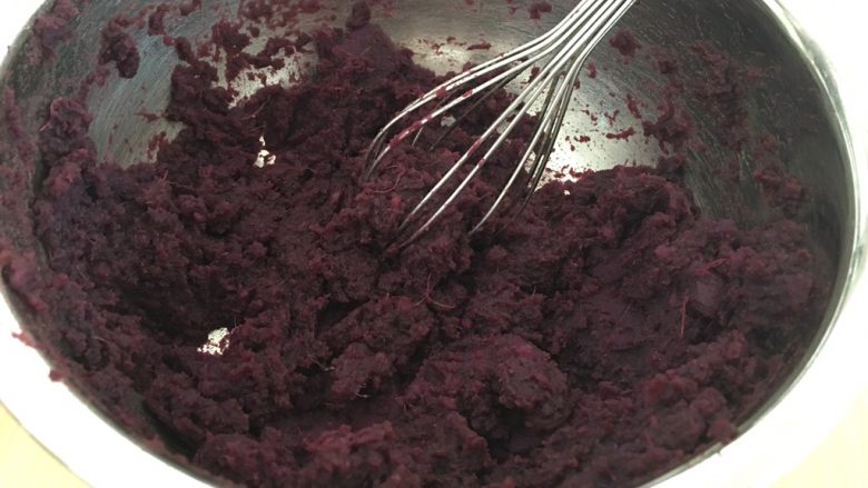 红糖紫薯饼,搅拌成泥。