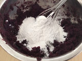 红糖紫薯饼,加入糯米粉。