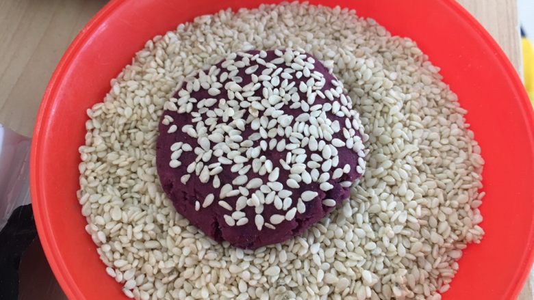 红糖紫薯饼,两面沾上<a style='color:red;display:inline-block;' href='/shicai/ 678'>白芝麻</a>。