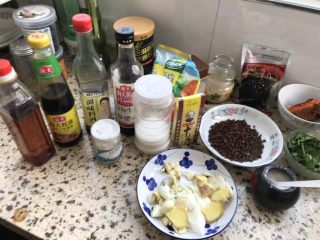 昔悦……烤鱼,蒜蓉辣酱 料酒 香油 花椒 麻椒 糖 热油下锅 翻炒 ！