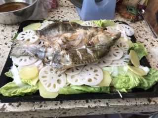 昔悦……烤鱼,把菜都切成片 热水抄一下。分层铺匀 。