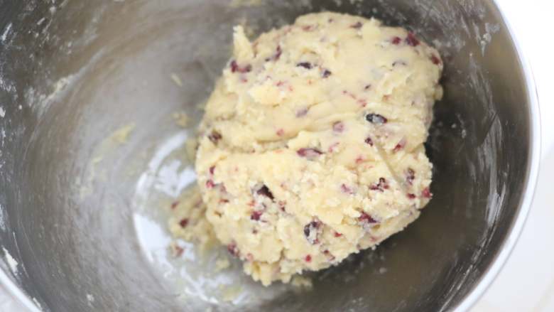 香酥美味蔓越莓饼干,用刮刀搅拌均匀，和成面团。