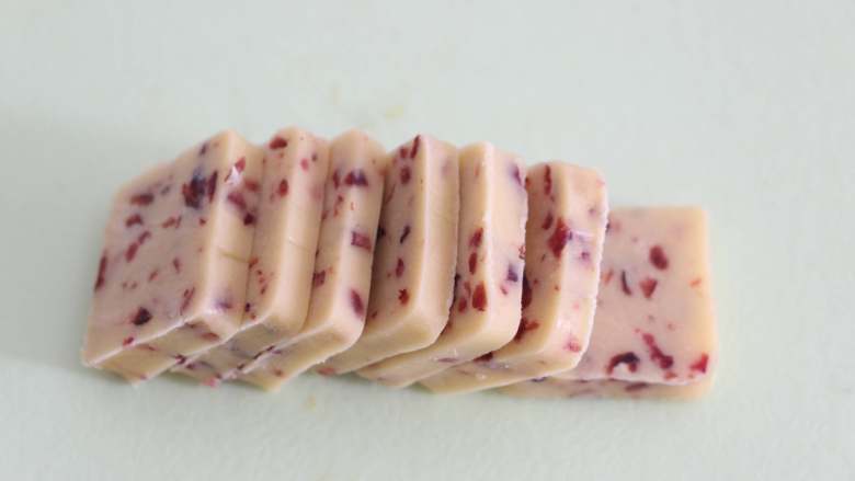 香酥美味蔓越莓饼干,冷冻好的面团，切成0.5-0.8cm厚度的薄片。
